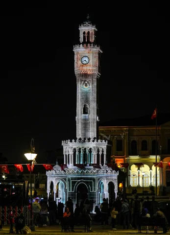İzmir Saat Kulesi Işıklı Gösterisiyle Büyülüyor