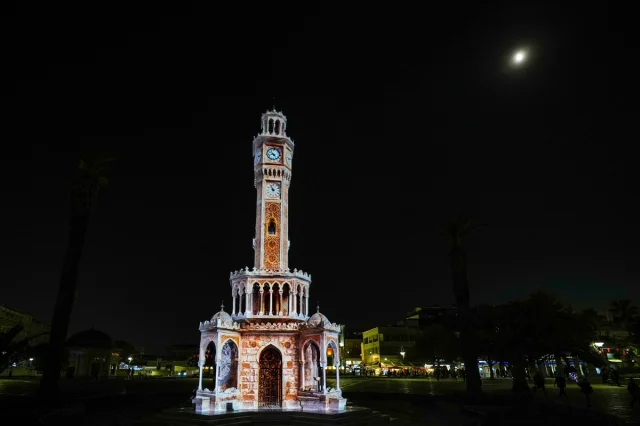 İzmir Saat Kulesi Işıklı Gösterisiyle Büyülüyor