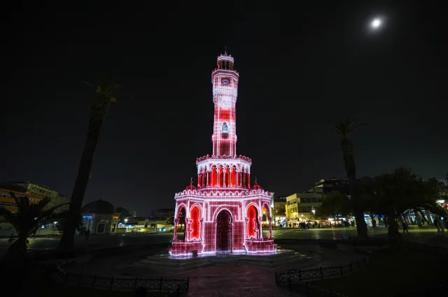 İzmir Saat Kulesi Işıklı Gösterisiyle Büyülüyor