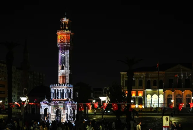 İzmir Saat Kulesi Işıklı Gösterisiyle Büyülüyor