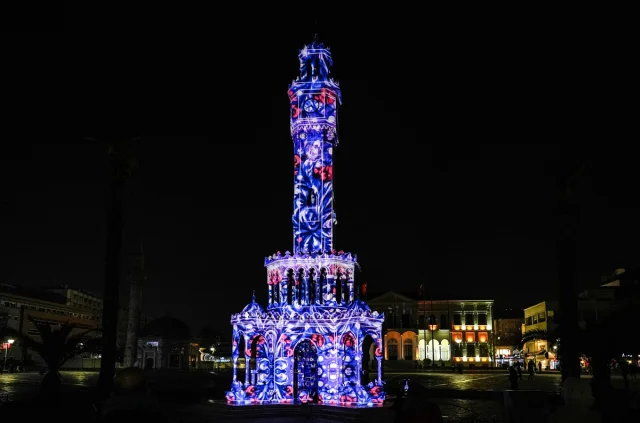 İzmir Saat Kulesi Işıklı Gösterisiyle Büyülüyor