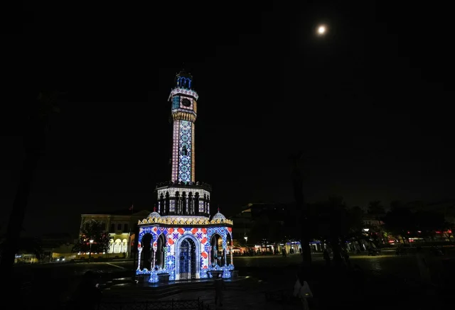 İzmir Saat Kulesi Işıklı Gösterisiyle Büyülüyor