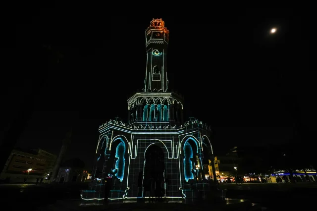 İzmir Saat Kulesi Işıklı Gösterisiyle Büyülüyor