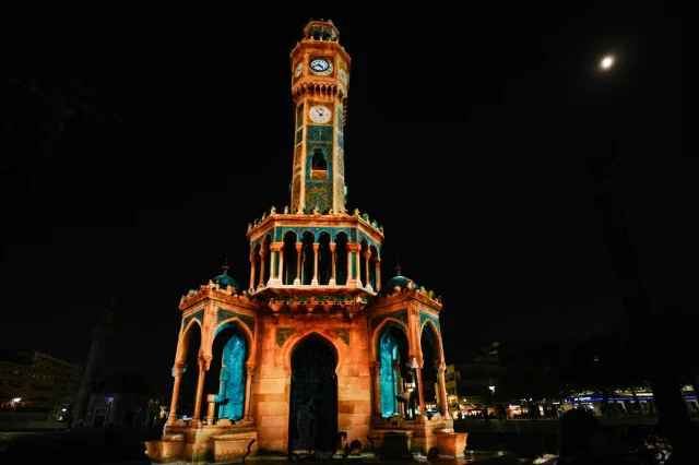 İzmir Saat Kulesi Işıklı Gösterisiyle Büyülüyor