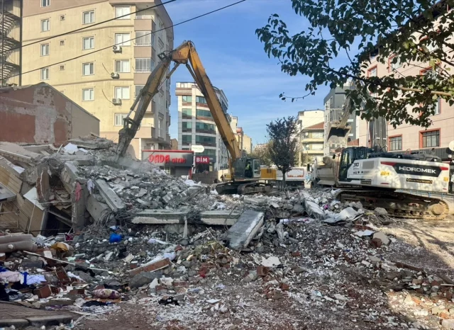 Kocaeli'de Çöken Apartmanın Ardından Devam Eden Çalışmalar
