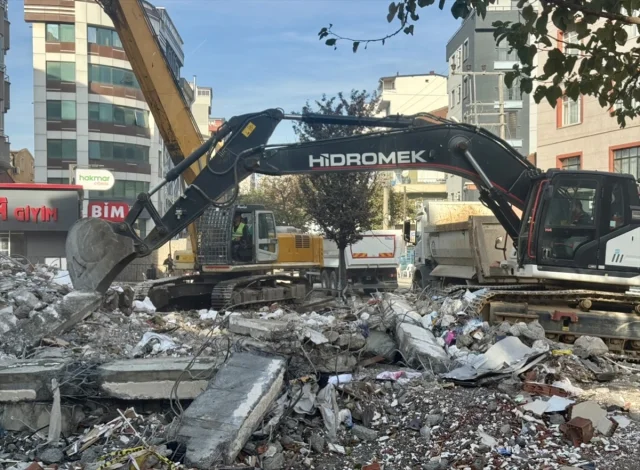 Kocaeli'de Çöken Apartmanın Ardından Devam Eden Çalışmalar