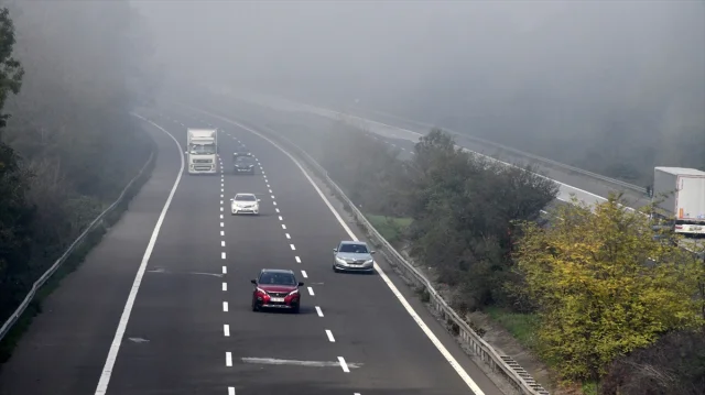 Düzce'de Yoğun Sis Trafiği Etkiliyor Görüş Mesafesi Azaldı