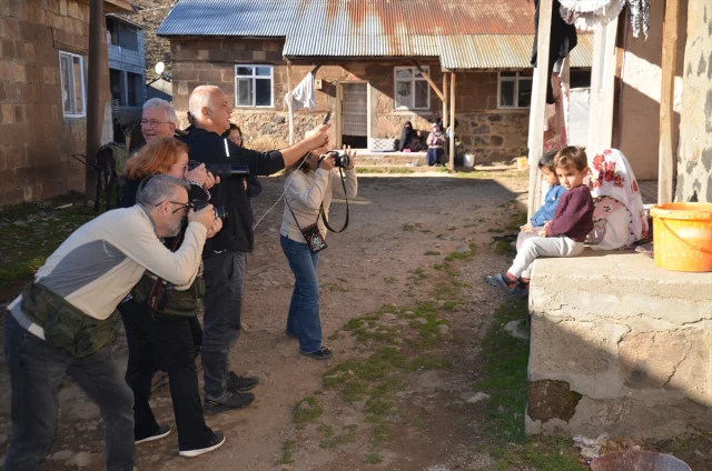 Fotoğraf Tutkunları Muş'ta Büyülendi: Sonbaharın Eşsiz Güzel...