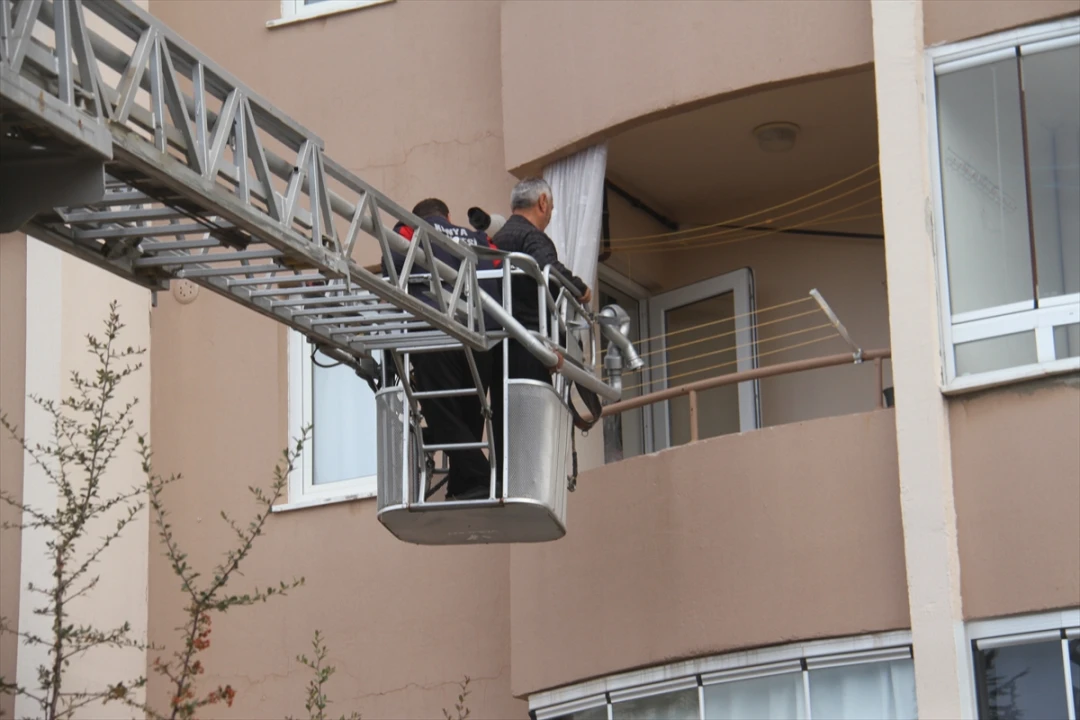 Konya'da Dört Katlı Binada Yangın: Mahsur Kalanlar Kurtarıldı