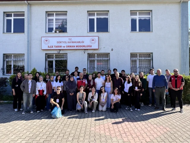 Mandalina Bahçesinde Üniversitelilerden Renkli Anlar