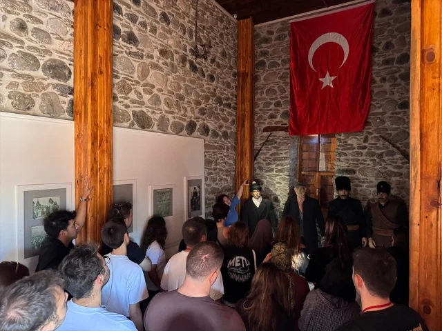 Mandalina Bahçesinde Üniversitelilerden Renkli Anlar
