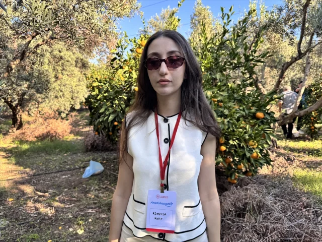 Mandalina Bahçesinde Üniversitelilerden Renkli Anlar
