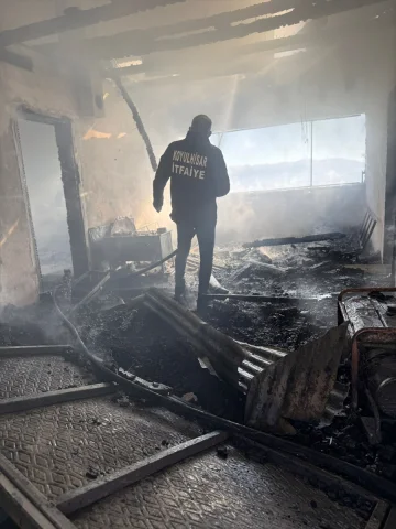 Sivas'ta Yangın Alarmı Yayla Evini Küller İçinde Bıraktı