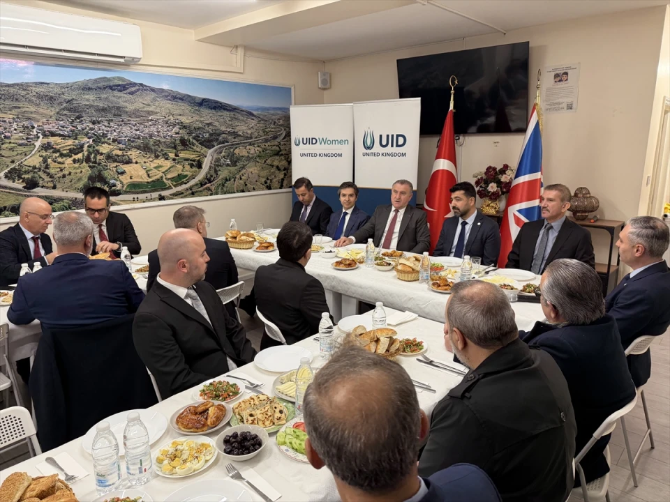 Bakan Bak Londra'da Türk Diasporasının Gücünü Konuştu