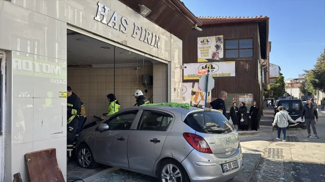 Edirne'de şok kaza otomobil ekmek fırınına daldı