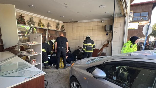 Edirne'de şok kaza otomobil ekmek fırınına daldı
