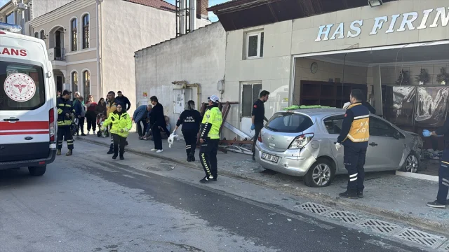 Edirne'de şok kaza otomobil ekmek fırınına daldı