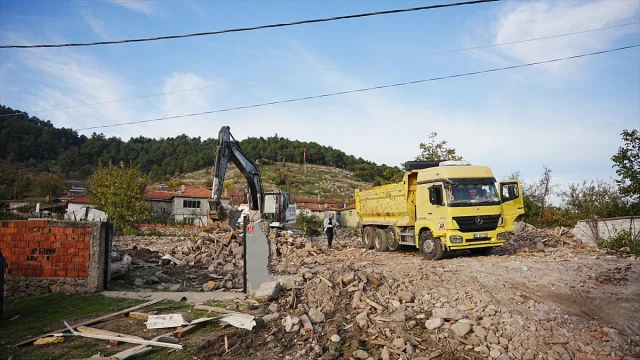 Sındırgı'daki Deprem Felaketi Sonrası Hayat Nasıl Devam Ediyor
