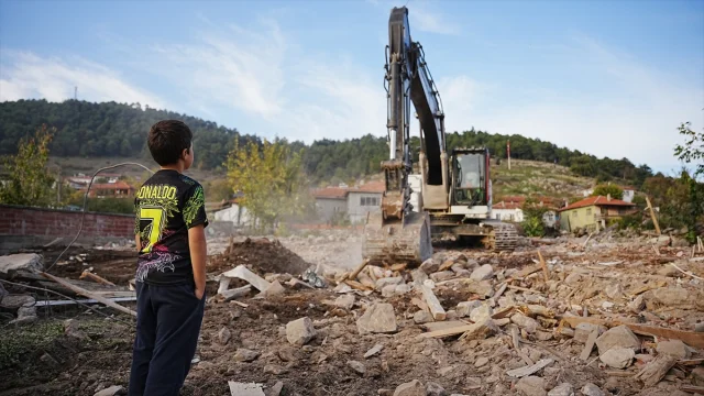 Sındırgı'daki Deprem Felaketi Sonrası Hayat Nasıl Devam Ediyor