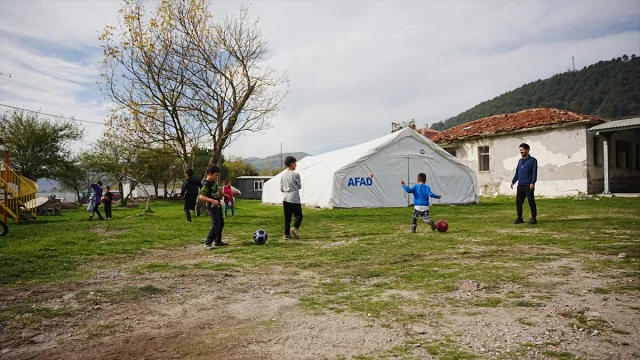 Sındırgı'daki Deprem Felaketi Sonrası Hayat Nasıl Devam Ediyor