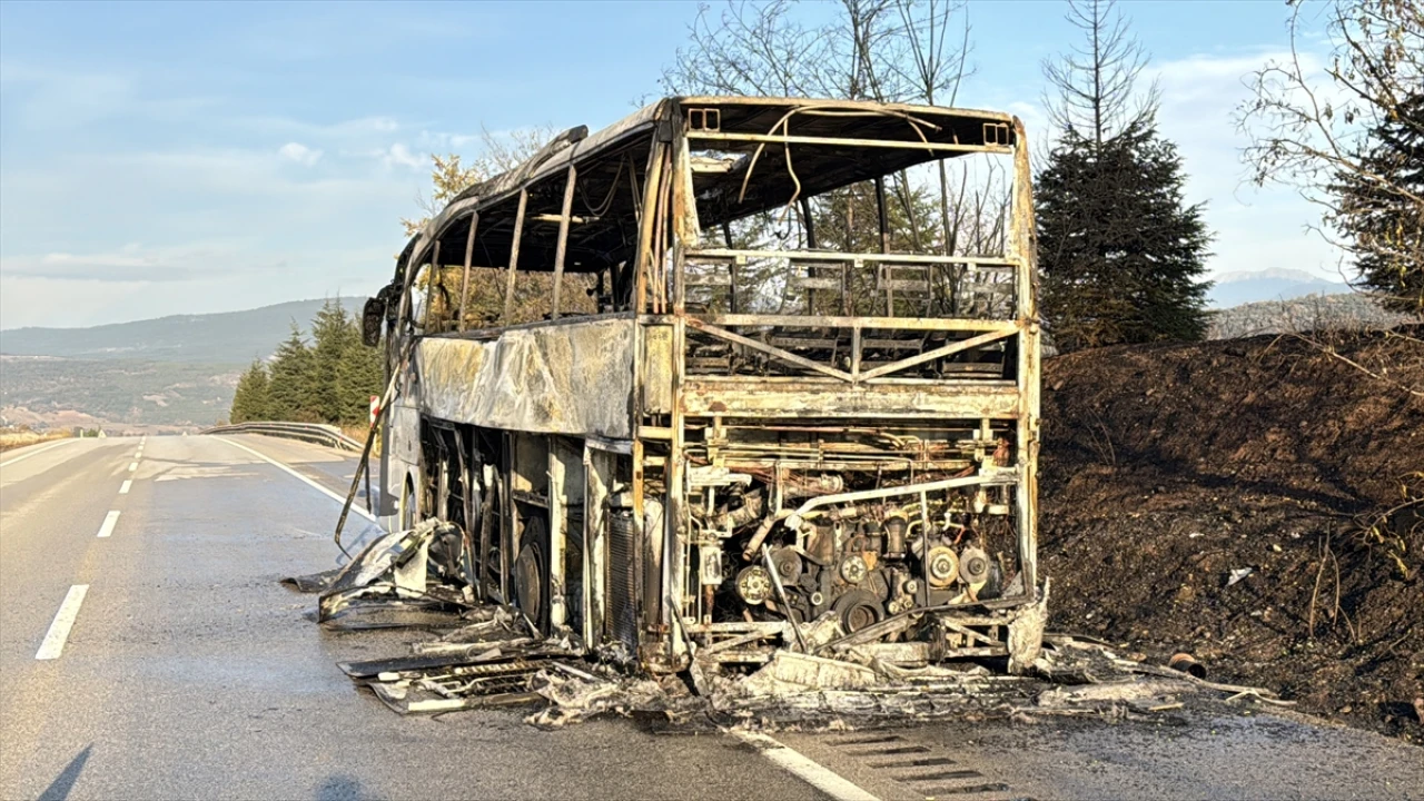 Seyir Halindeki Yolcu Otobüsünde Korkutan Yangın