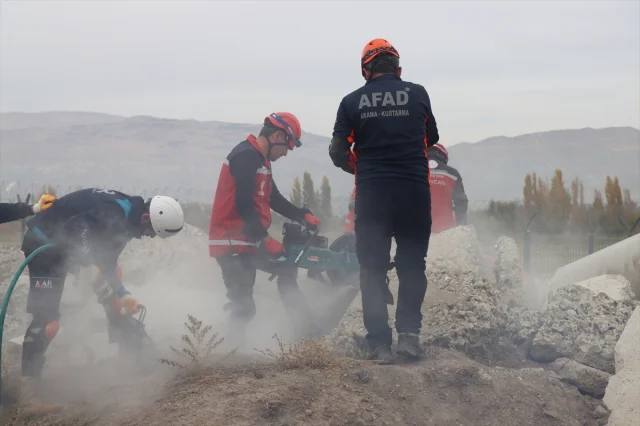 Erzincan'da Gerçekleştirilen Deprem Tatbikatı Gizli Tehlikelere İşaret Ediyor