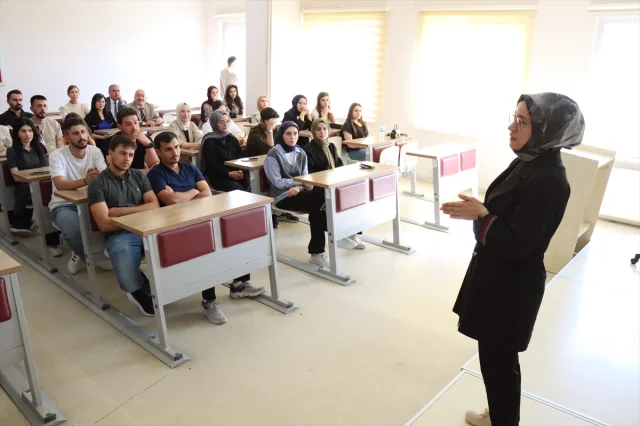 Erzincan'da Üniversite Mezunları Öğrencilerle Deneyimlerini Paylaştı