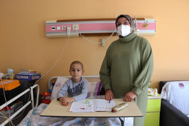 Minik Muhammed Hem Lösemiyle Hem Derslerle Mücadele Ediyor