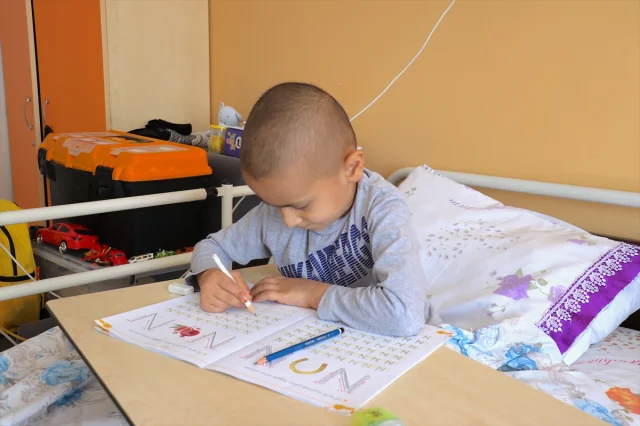 Minik Muhammed Hem Lösemiyle Hem Derslerle Mücadele Ediyor