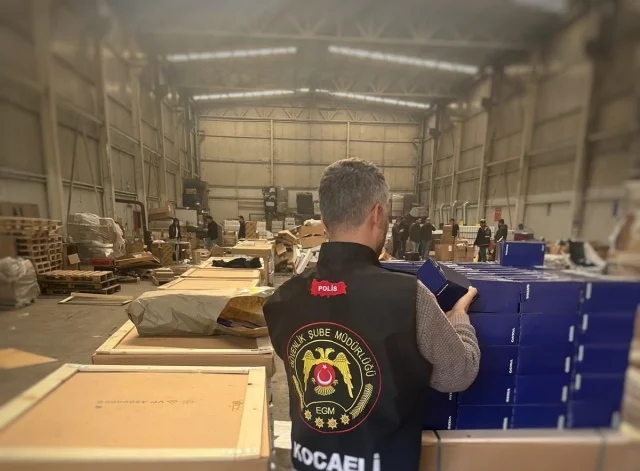 Kocaeli'de Şaşırtıcı Operasyon: Sahte Araç Parçaları Ele Geç...