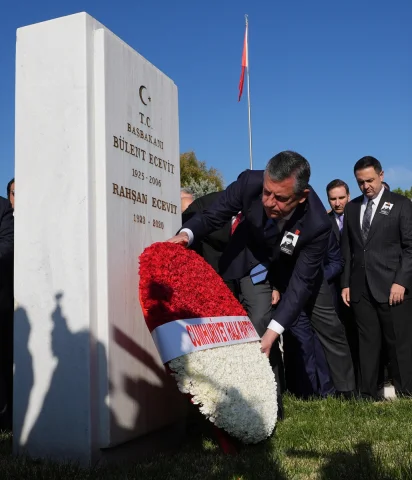 Özgür Özel'den Bülent Ecevit'in Azmini Hatırlatan Vefa Ziyareti