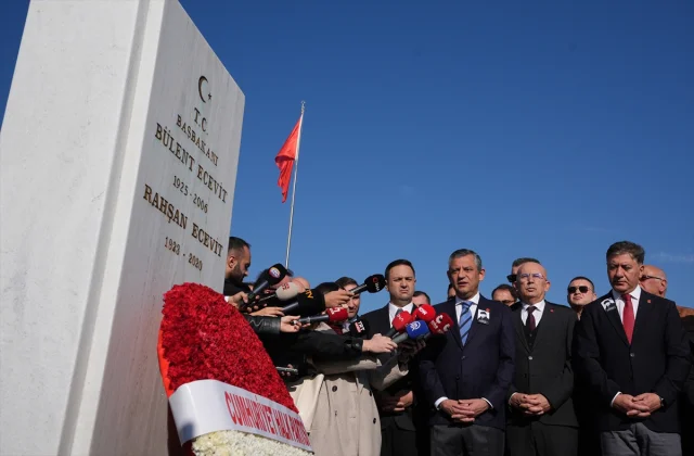 Özgür Özel'den Bülent Ecevit'in Azmini Hatırlatan Vefa Ziyareti