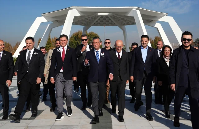 Özgür Özel'den Bülent Ecevit'in Azmini Hatırlatan Vefa Ziyareti