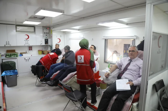 Ankara'da öğrencilere kulak veren veliler kan bağışı kampany...