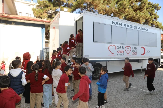 Ankara'da öğrencilere kulak veren veliler kan bağışı kampanyasında buluştu