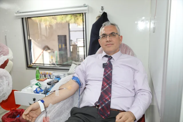 Ankara'da öğrencilere kulak veren veliler kan bağışı kampanyasında buluştu
