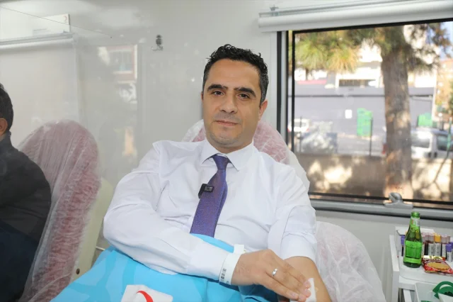 Ankara'da öğrencilere kulak veren veliler kan bağışı kampanyasında buluştu