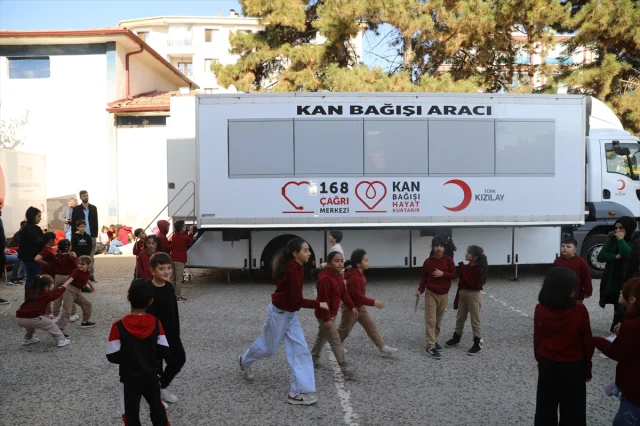 Ankara'da öğrencilere kulak veren veliler kan bağışı kampanyasında buluştu