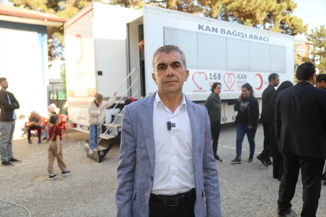 Ankara'da öğrencilere kulak veren veliler kan bağışı kampanyasında buluştu