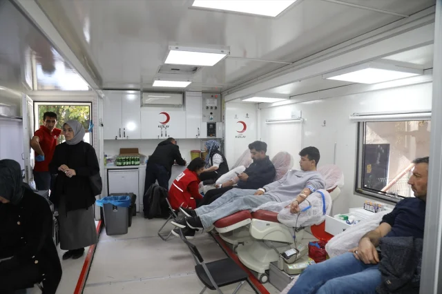 Ankara'da öğrencilere kulak veren veliler kan bağışı kampanyasında buluştu
