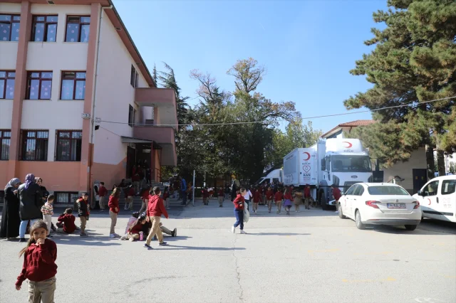 Ankara'da öğrencilere kulak veren veliler kan bağışı kampanyasında buluştu