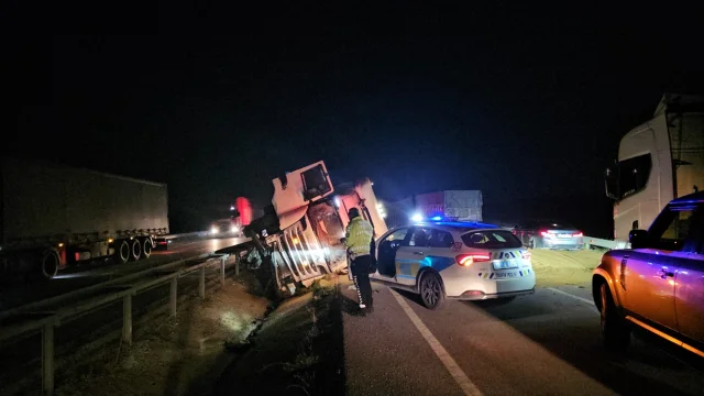 Çorum'da Tır Devrildi Sürücü Hayata Tırnaklarıyla Tutundu