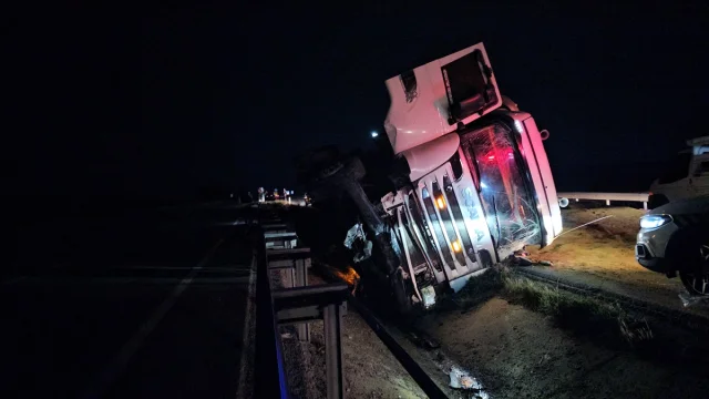 Çorum'da Tır Devrildi Sürücü Hayata Tırnaklarıyla Tutundu
