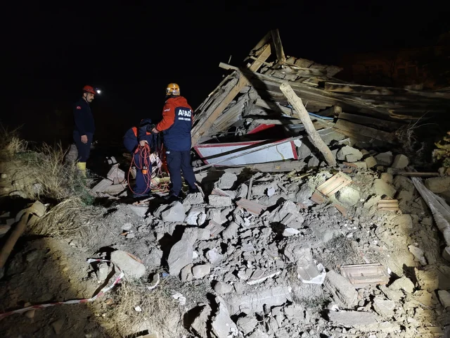 Çorum'da Metrelerce Toz Bulutu: İki Katlı Bina Neden Çöktü?