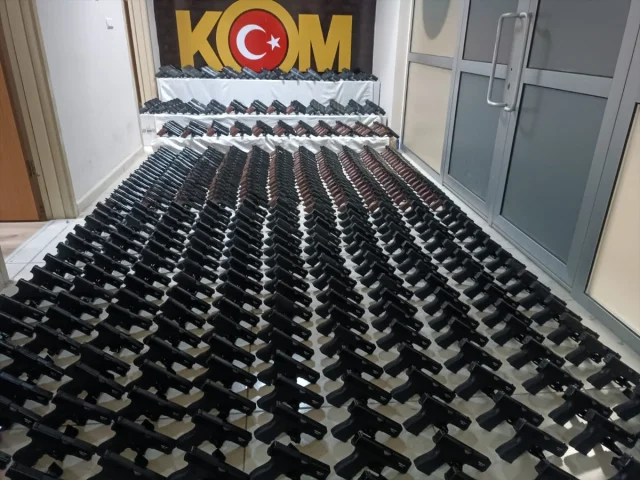 Adana'da Silah Kaçakçılığı Operasyonu: Detaylar ve Yakalananlar