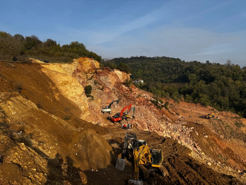 Ordu'daki taş ocağında arama kurtarma çalışmaları zamana karşı yarışıyor