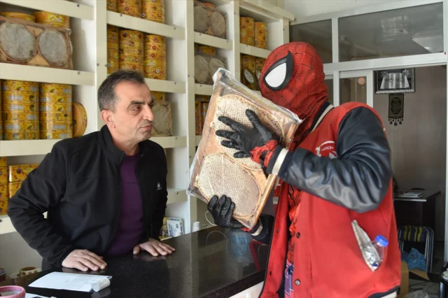 Örümcek Adam Kostümündeki İzmirli Fenomenin Bitlis Macerası