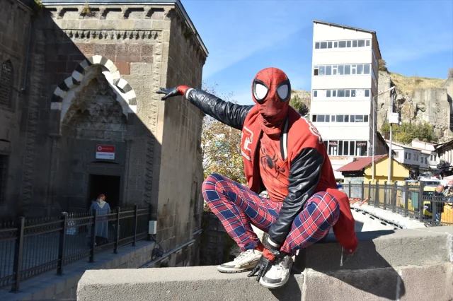 Örümcek Adam Kostümündeki İzmirli Fenomenin Bitlis Macerası