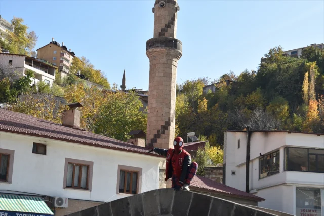 Örümcek Adam Kostümündeki İzmirli Fenomenin Bitlis Macerası