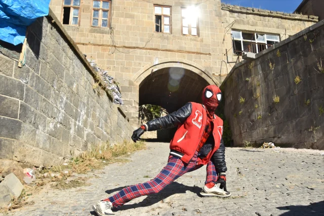 Örümcek Adam Kostümündeki İzmirli Fenomenin Bitlis Macerası